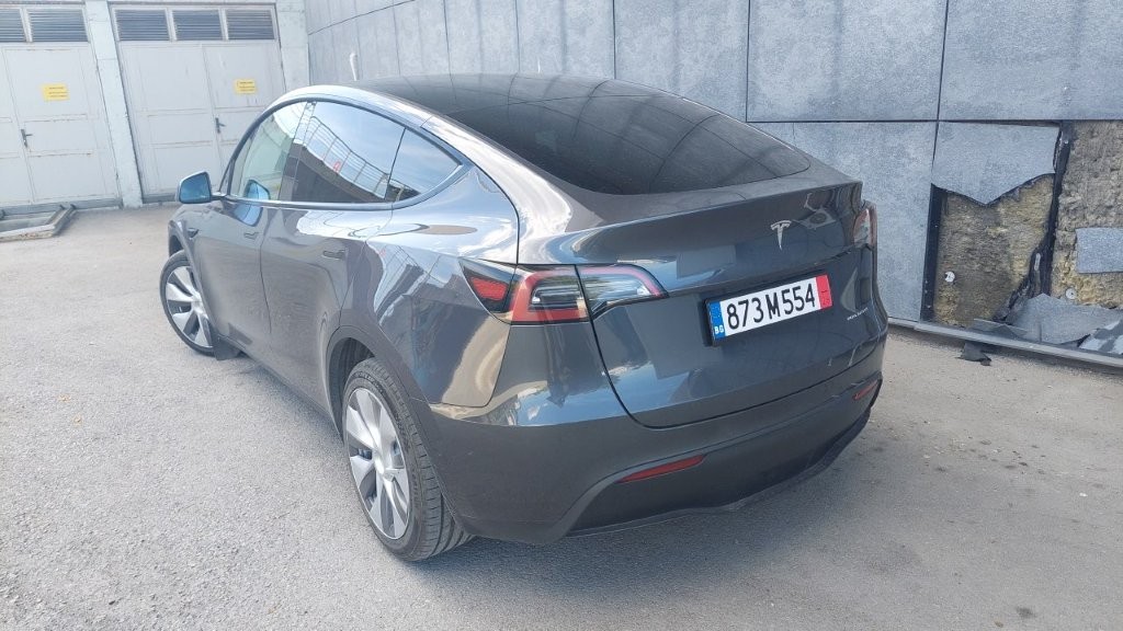 
								Tesla Model Y LR AWD EAP full									