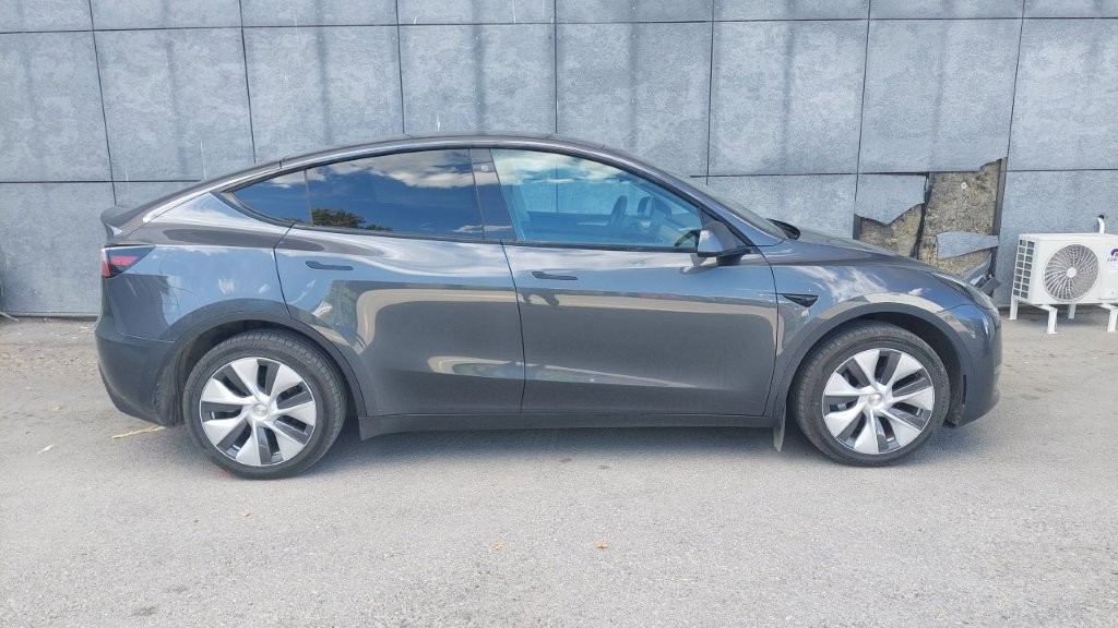 
								Tesla Model Y LR AWD EAP full									
