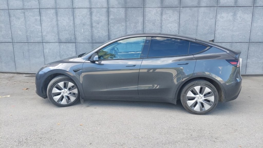 
								Tesla Model Y LR AWD EAP full									