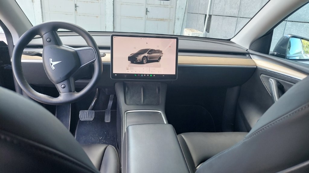 
								Tesla Model Y LR AWD EAP full									