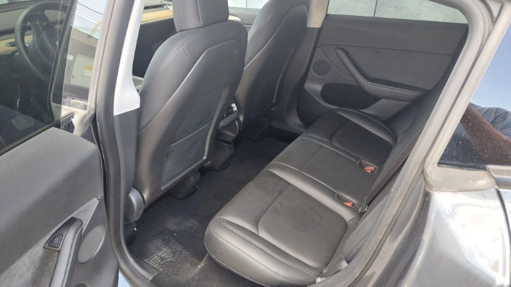 
								Tesla Model Y LR AWD EAP full									