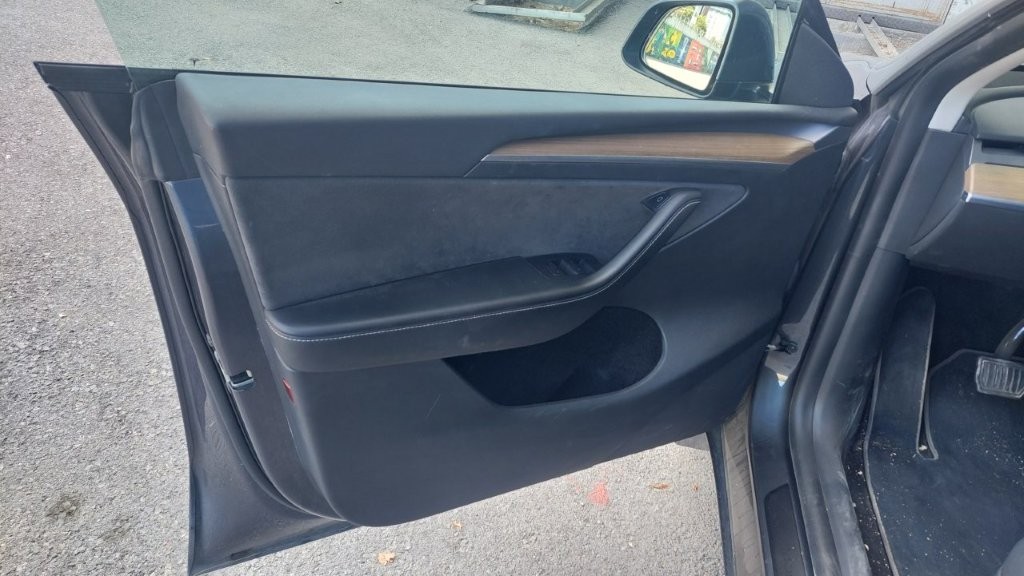 
								Tesla Model Y LR AWD EAP full									