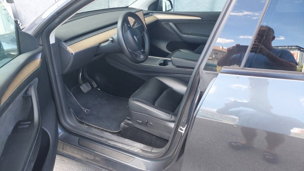 
								Tesla Model Y LR AWD EAP full									