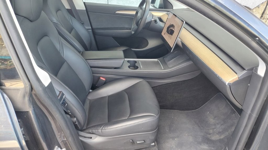 
								Tesla Model Y LR AWD EAP full									