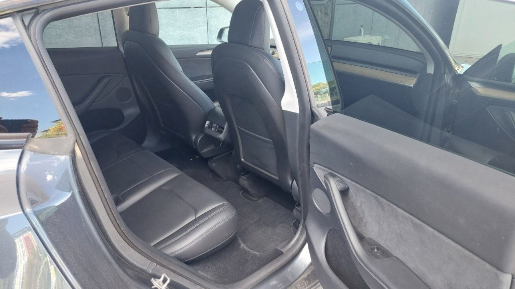 
								Tesla Model Y LR AWD EAP full									