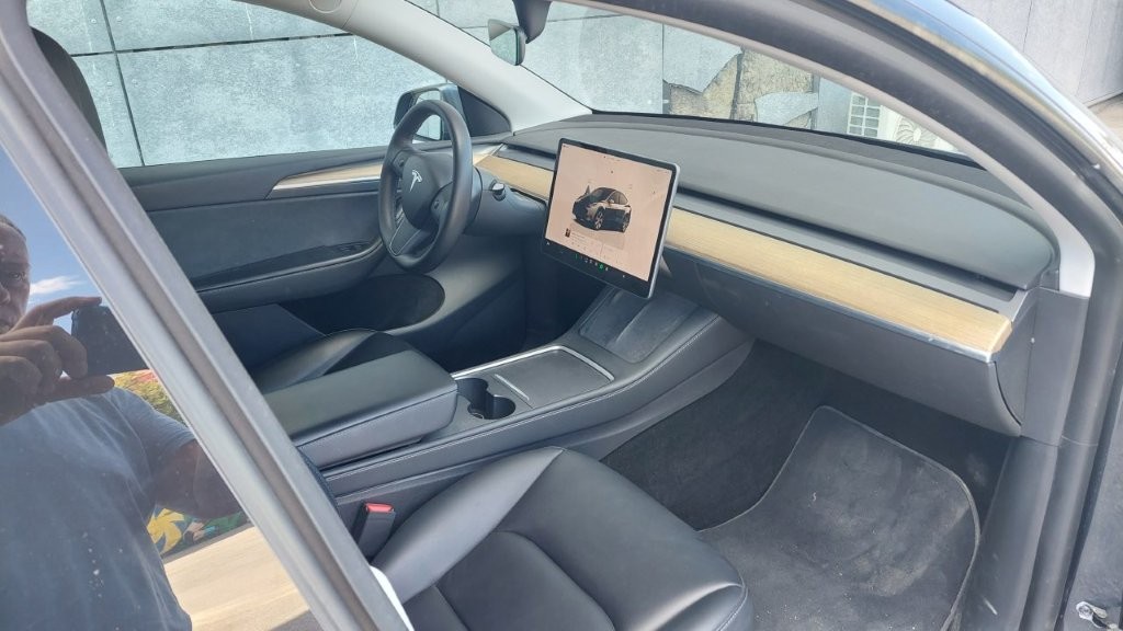 
								Tesla Model Y LR AWD EAP full									