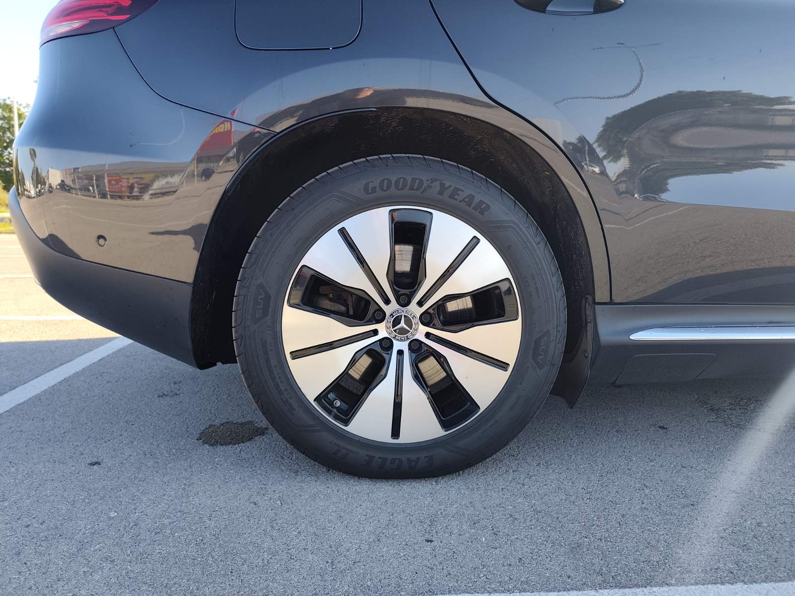 
								Mercedes Benz EQC full									