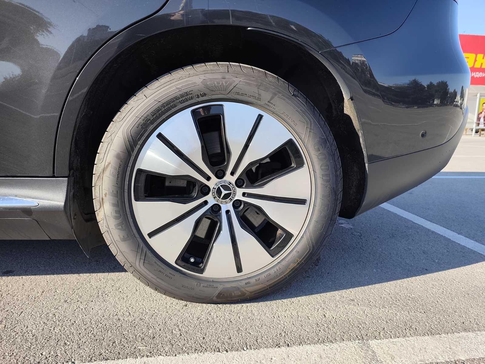 
								Mercedes Benz EQC full									