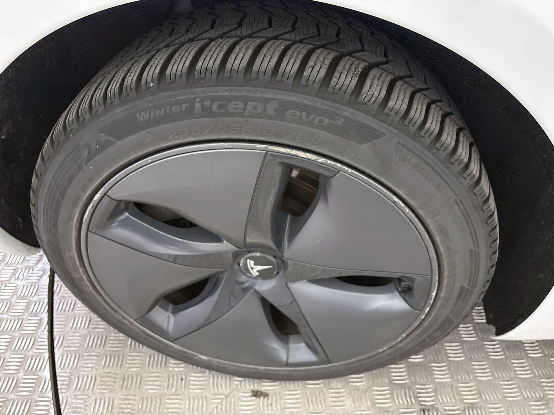 
								Tesla Model 3 SR+ FSD full									